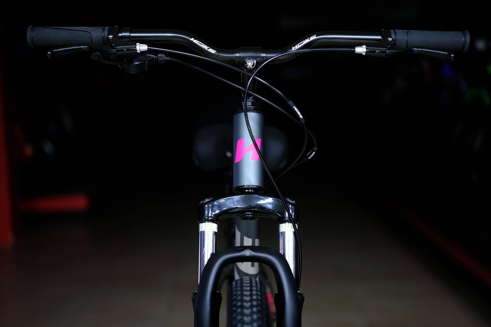 Вилка амортизационная пружинная 80 mm  HOKE Jade 100 MD матовый серый-розовый 17