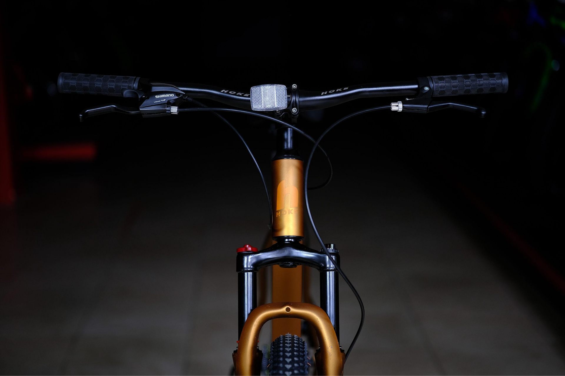 Вилка амортизационная пружинная 100 mm с функцией регулировки и блокировки хода (механическая блокировка) HOKE ONE WAY 29 матовый коричневый-золотой 17