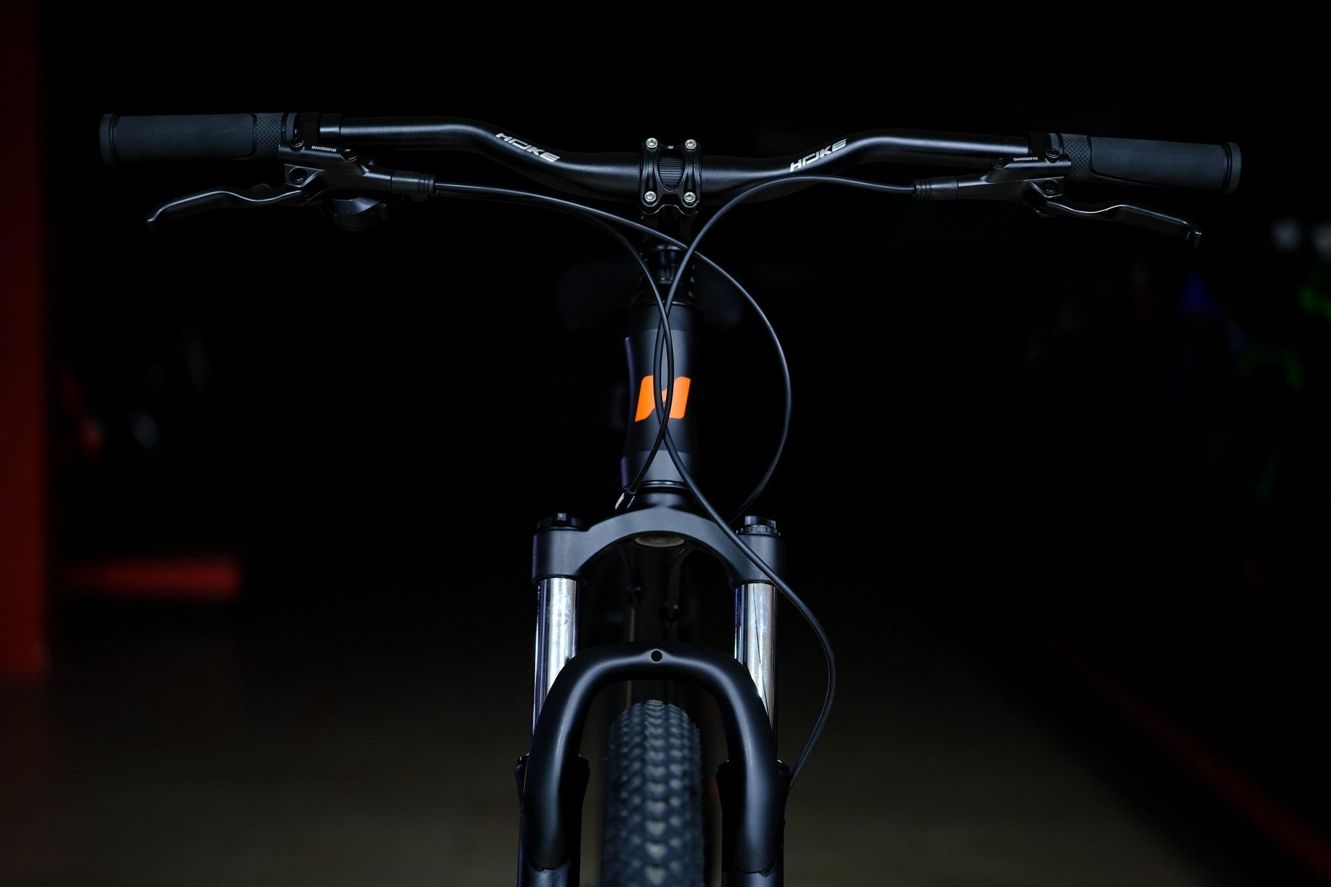 Вилка пружинно-эластомерная 100 mm с алюминиевой короной с функцией регулировки и блокировки хода (механическая блокировка MLO) HOKE 4 Way 29 HD матовый чёрный-оранжевый 19