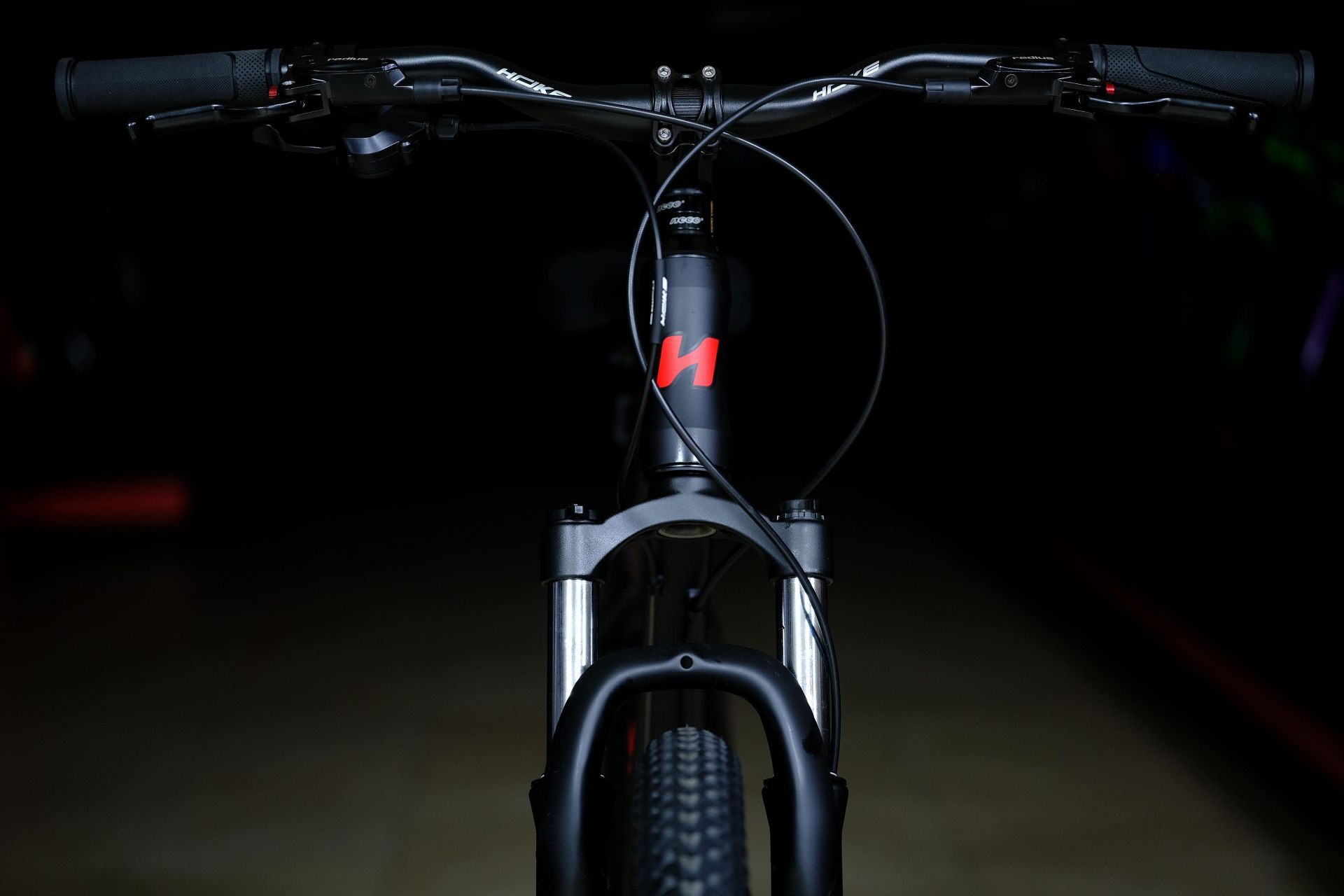 Вилка амортизационная пружинно-эластомерная 100 mm алюминиевой короной с функцией регулировки и блокировки хода (механическая блокировка MLO) HOKE 2 Way 27,5 HD 19